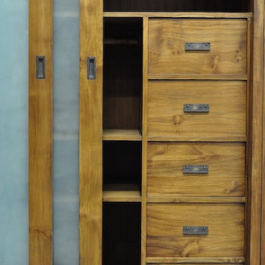 Detail Ansicht Kleiderschrank Edel aus Teak massiv mit Schiebetueren, Bild Ausschnitt vom Innenleben mit vier Schubladen, Schrank fuer das Schlafzimmer aus massivem Teakholz, Massanfertigungen ohne Aufpreis, Kleiderschrank auf Mass Muenchen